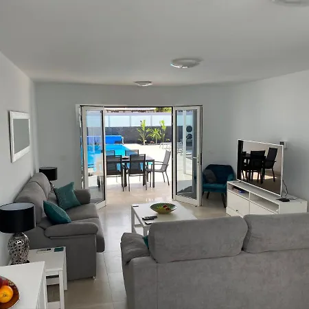 Ashdene - Luxury Modern With Large Heated Pool Wifi Uk Tv Bar & Bbq Villa Playa Blanca