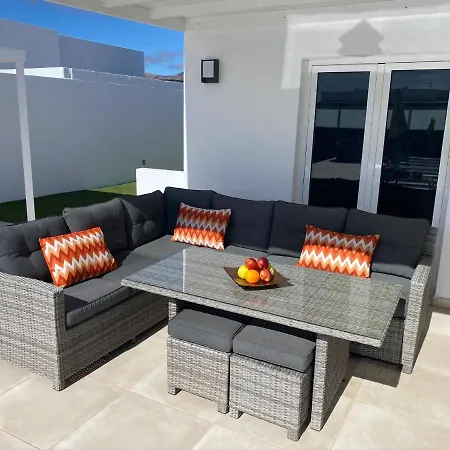 Ashdene - Luxury Modern With Large Heated Pool Wifi Uk Tv Bar & Bbq Villa Playa Blanca